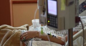 LE PRENDIÓ FUEGO A SU HIJA AL ENTERARSE QUE FUMÓ MARIHUANA CON AMIGAS