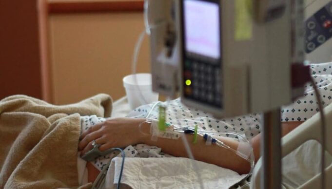 LE PRENDIÓ FUEGO A SU HIJA AL ENTERARSE QUE FUMÓ MARIHUANA CON AMIGAS