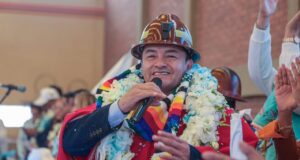 CON LA PROMESA DE LEGALIZAR AUTOS CHUTOS JHONNY ES PROCLAMADO CANDIDATO EN ORURO