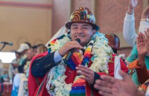 CON LA PROMESA DE LEGALIZAR AUTOS CHUTOS JHONNY ES PROCLAMADO CANDIDATO EN ORURO
