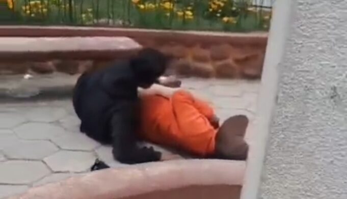 VIDEO: PAREJA EN ESTADO DE EBRIEDAD SORPRENDIDA TENIENDO RELACIONES EN UNA PLAZA DE POTOSÍ