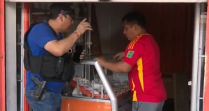 LADRÓNES LLEGAN EN MICRO Y ATRACAN JOYERÍA EN SANTA CRUZ, SEGÚN TESTIGOS