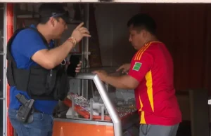 LADRÓNES LLEGAN EN MICRO Y ATRACAN JOYERÍA EN SANTA CRUZ, SEGÚN TESTIGOS