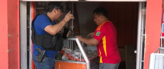LADRÓNES LLEGAN EN MICRO Y ATRACAN JOYERÍA EN SANTA CRUZ, SEGÚN TESTIGOS