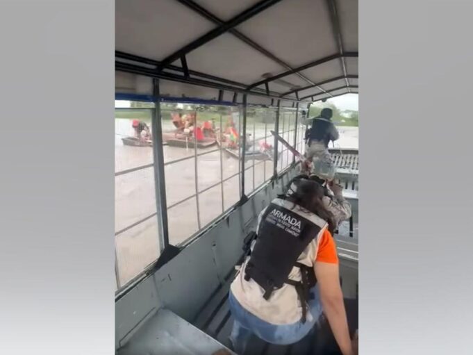 FUNCIONARIOS DE LA ANH Y ARMADA SON ATACADOS CON PIEDRAS Y LADRILLOS