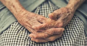 VIDEO: HERMANOS GOLPEARON A SU MADRE PORQUE LES PIDIÓ QUE DEJEN DE BEBER, AHORA ESTÁN PRESOS