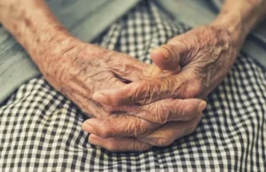 VIDEO: HERMANOS GOLPEARON A SU MADRE PORQUE LES PIDIÓ QUE DEJEN DE BEBER, AHORA ESTÁN PRESOS