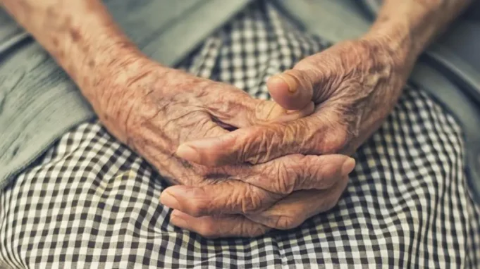 VIDEO: HERMANOS GOLPEARON A SU MADRE PORQUE LES PIDIÓ QUE DEJEN DE BEBER, AHORA ESTÁN PRESOS