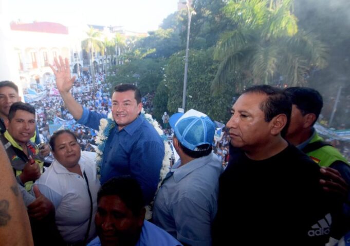 JHONNY FERNÁNDEZ RECIBE RESPALDO MULTISECTORIAL Y ANUNCIA ENTREGA DE 220.000 CARPETAS ESCOLARES