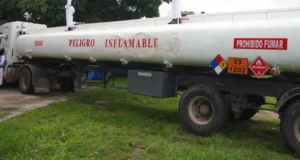 INTERCEPTAN CISTERNA CON 20 MIL LITROS DE DIÉSEL ILEGAL EN SANTA CRUZ