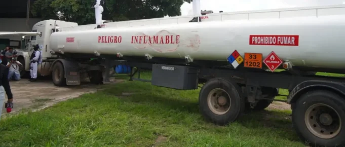 INTERCEPTAN CISTERNA CON 20 MIL LITROS DE DIÉSEL ILEGAL EN SANTA CRUZ