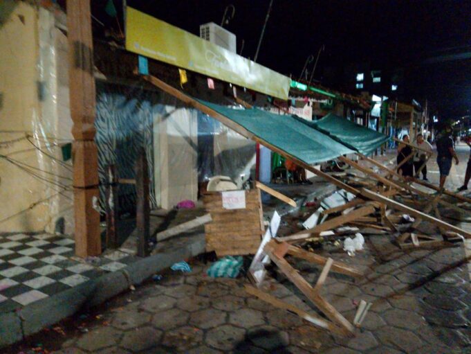 VIDEO: VÁNDALOS DESTROZAN VIVIENDA EN LA CALLE BALLIVIÁN EN EL ÚLTIMO DÍA DE CARNAVAL