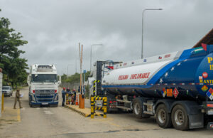 TRANSPORTISTAS DE ARGENTINA Y PARAGUAY PROTESTAN MIENTRAS YPFB INICIA DESCARGA DE 7,5 MILLONES DE LITROS DE GASOLINA