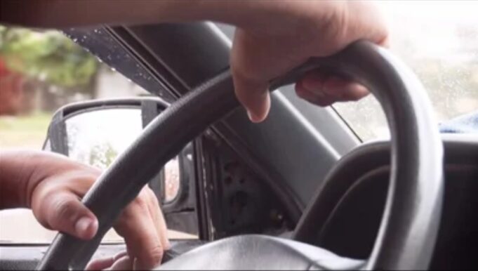 DENUNCIA QUE TAXISTA LE ROBÓ BS. 53.000 AL DOPARLO Y ESCANEAR SU ROSTRO