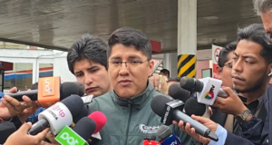 ANH: FILAS EN SURTIDORES ES SOBREDEMANDA POR FERIADO, ASEGURA QUE ABASTECIMIENTO SE REGULARIZARÁ