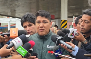 ANH: FILAS EN SURTIDORES ES SOBREDEMANDA POR FERIADO, ASEGURA QUE ABASTECIMIENTO SE REGULARIZARÁ