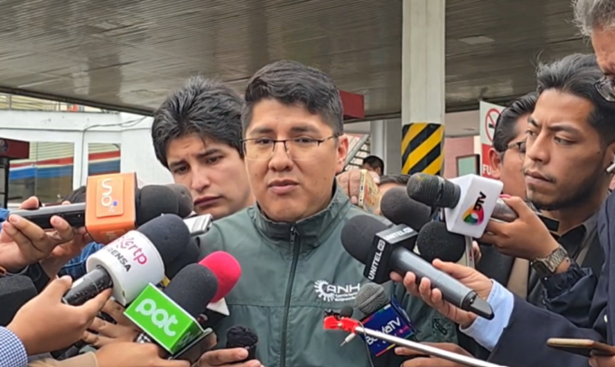 ANH: FILAS EN SURTIDORES ES SOBREDEMANDA POR FERIADO, ASEGURA QUE ABASTECIMIENTO SE REGULARIZARÁ