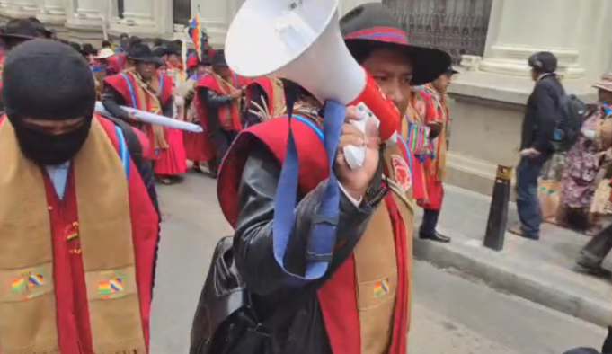 PONCHOS ROJOS DAN ULTIMÁTUM AL GOBIERNO: 72 HORAS PARA CUMPLIR SUS DEMANDAS O RADICALIZAN SUS MEDIDAS