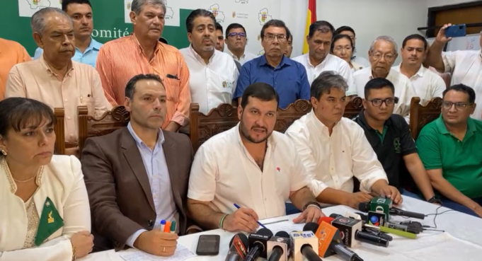 CÍVICOS EXIGEN LIBERACIÓN INMEDIATA DEL COMBUSTIBLE Y CONVOCAN A ASAMBLEA DE LA CRUCEÑIDAD