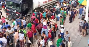 CARANAVI: POBLADORES EXIGEN DISTRIBUCIÓN DE COMBUSTIBLE TRAS RETENCIÓN DE CISTERNAS POR PRESUNTO CONTRABANDO