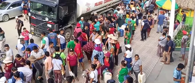 CARANAVI: POBLADORES EXIGEN DISTRIBUCIÓN DE COMBUSTIBLE TRAS RETENCIÓN DE CISTERNAS POR PRESUNTO CONTRABANDO