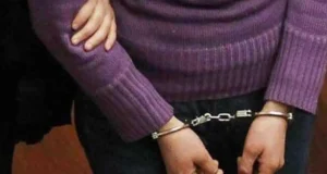 POLICÍA DETIENE A MADRE ACUSADA DE ASESINAR A SU HIJO CON TRES PUÑALADAS