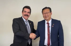 MANFRED REYES VILLA Y CHI HYUN CHUNG ANUNCIAN ALIANZA POLÍTICA Y DEFINEN CANDIDATO PRESIDENCIAL MEDIANTE ENCUESTA