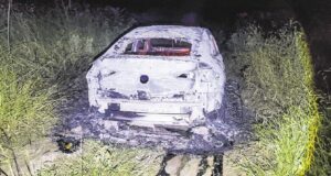 VAGONETA DE LUJO APARECE CALCINADA EN PORONGO Y ACTIVAN INVESTIGACIÓN