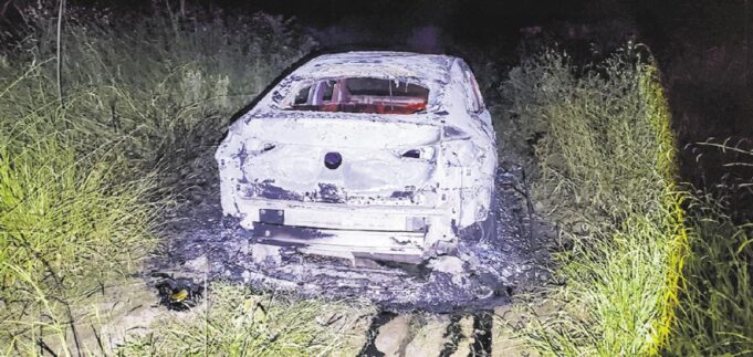 VAGONETA DE LUJO APARECE CALCINADA EN PORONGO Y ACTIVAN INVESTIGACIÓN