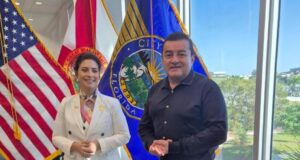 BOMBEROS MUNICIPALES DE SANTA CRUZ RECIBEN TRAJES Y EQUIPOS DE SEGURIDAD DE EE.UU.