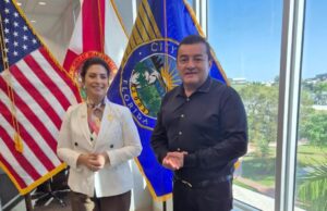 BOMBEROS MUNICIPALES DE SANTA CRUZ RECIBEN TRAJES Y EQUIPOS DE SEGURIDAD DE EE.UU.