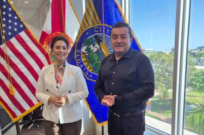 BOMBEROS MUNICIPALES DE SANTA CRUZ RECIBEN TRAJES Y EQUIPOS DE SEGURIDAD DE EE.UU.