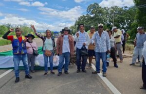 BLOQUEOS EN YAPACANÍ Y SAN CARLOS INTERRUMPEN LA RUTA NUEVA A COCHABAMBA