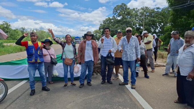 BLOQUEOS EN YAPACANÍ Y SAN CARLOS INTERRUMPEN LA RUTA NUEVA A COCHABAMBA