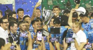 BLOOMING GANA EL CLÁSICO CRUCEÑO Y CELEBRA CON LA COPA FINESSE