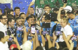 BLOOMING GANA EL CLÁSICO CRUCEÑO Y CELEBRA CON LA COPA FINESSE