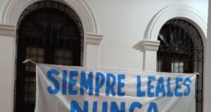 TENSIÓN EN EL CONCEJO DE SANTA CRUZ: APARECEN MENSAJES CONTRA CONCEJALES DISIDENTES