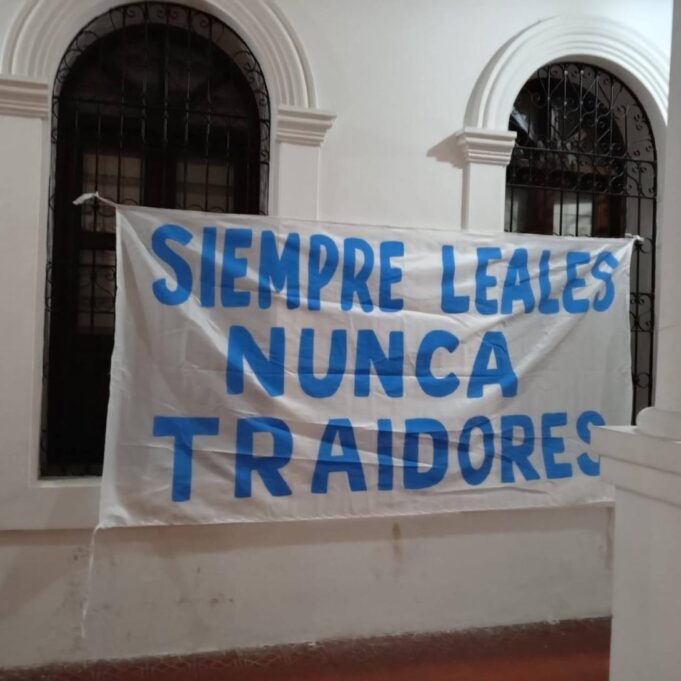 TENSIÓN EN EL CONCEJO DE SANTA CRUZ: APARECEN MENSAJES CONTRA CONCEJALES DISIDENTES