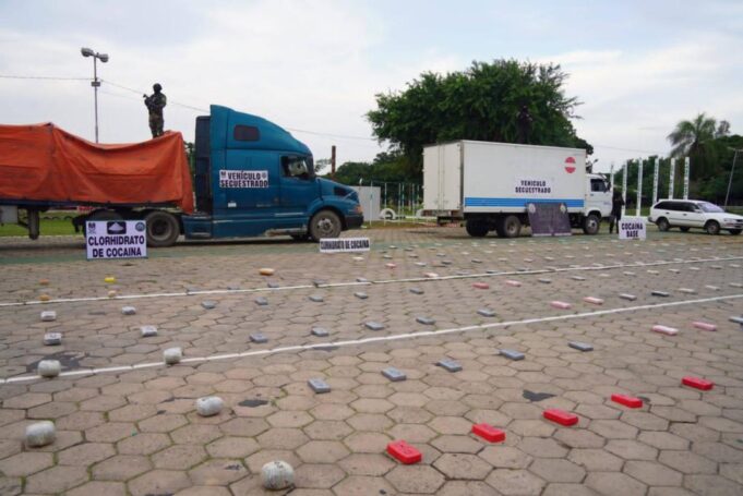 LA FELCN INCAUTA DROGA CAMUFLADA EN ALIMENTOS Y SAL EN SANTA CRUZ, CON UN DAÑO DE 870 MIL DÓLARES