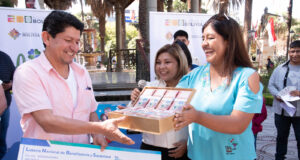 LOTERIA NACIONAL ENTREGA BS. 200.000 DEL PREMIO MAYOR DEL SORTEO TE QUIERO PAPÁ EN TARIJA