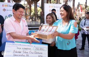 LOTERIA NACIONAL ENTREGA BS. 200.000 DEL PREMIO MAYOR DEL SORTEO TE QUIERO PAPÁ EN TARIJA