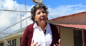 AMPARO BALLIVIÁN SE RETIRA DE LA CARRERA PRESIDENCIAL Y LLAMA A LA UNIDAD DE LA OPOSICIÓN