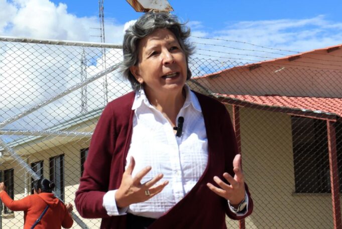 AMPARO BALLIVIÁN SE RETIRA DE LA CARRERA PRESIDENCIAL Y LLAMA A LA UNIDAD DE LA OPOSICIÓN