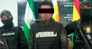 POLICÍA PRESENTA A DELINCUENTE ATRAPADO TRAS VIOLENTO ROBO CONTRA UNA MUJER