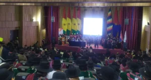 CAMPESINOS RETIENEN A VOCAL ES DEL TRIBUNAL ELECTORAL DEPARTAMENTAL EN LA PAZ EXIGIENDO LA PRESENCIA DEL TSE