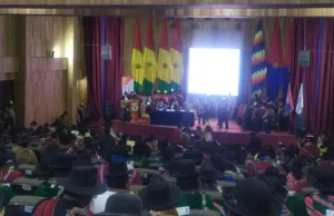 CAMPESINOS RETIENEN A VOCAL ES DEL TRIBUNAL ELECTORAL DEPARTAMENTAL EN LA PAZ EXIGIENDO LA PRESENCIA DEL TSE