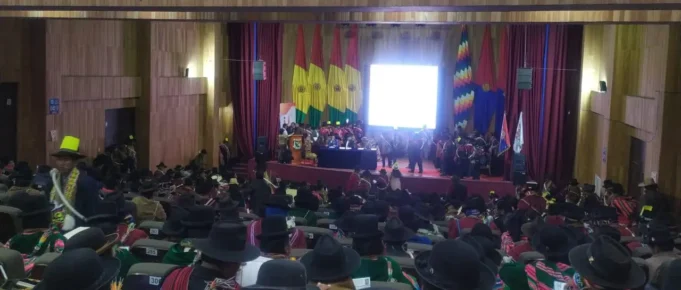 CAMPESINOS RETIENEN A VOCAL ES DEL TRIBUNAL ELECTORAL DEPARTAMENTAL EN LA PAZ EXIGIENDO LA PRESENCIA DEL TSE