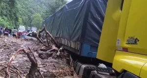 MADRE MUERE APLASTADA POR UN TRÁILER ARRASTRADO POR LA MAZAMORRA EN LA RUTA COCHABAMBA-SANTA CRUZ
