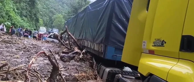 MADRE MUERE APLASTADA POR UN TRÁILER ARRASTRADO POR LA MAZAMORRA EN LA RUTA COCHABAMBA-SANTA CRUZ
