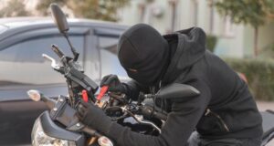 DESARTICULAN BANDA DE ROBO DE MOTOCICLETAS EN SANTA CRUZ, CON UN ADOLESCENTE DE 16 AÑOS COMO CABECILLA
